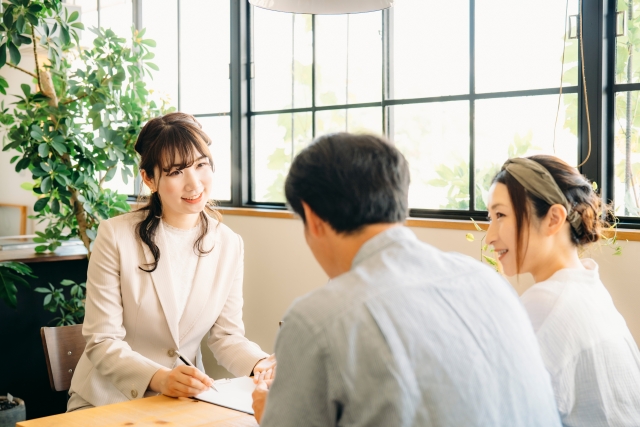 パソコンを前に談笑している写真